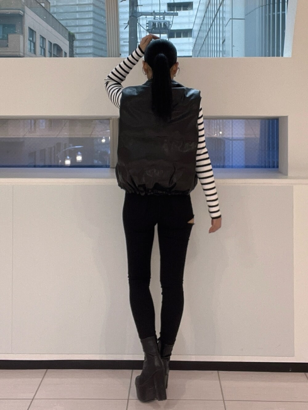 ブラック系のブーツ、その他のニット/セーター、ブラック系のダウンジャケット/コートを着用したレディースの秋コーディネートの4枚目の写真