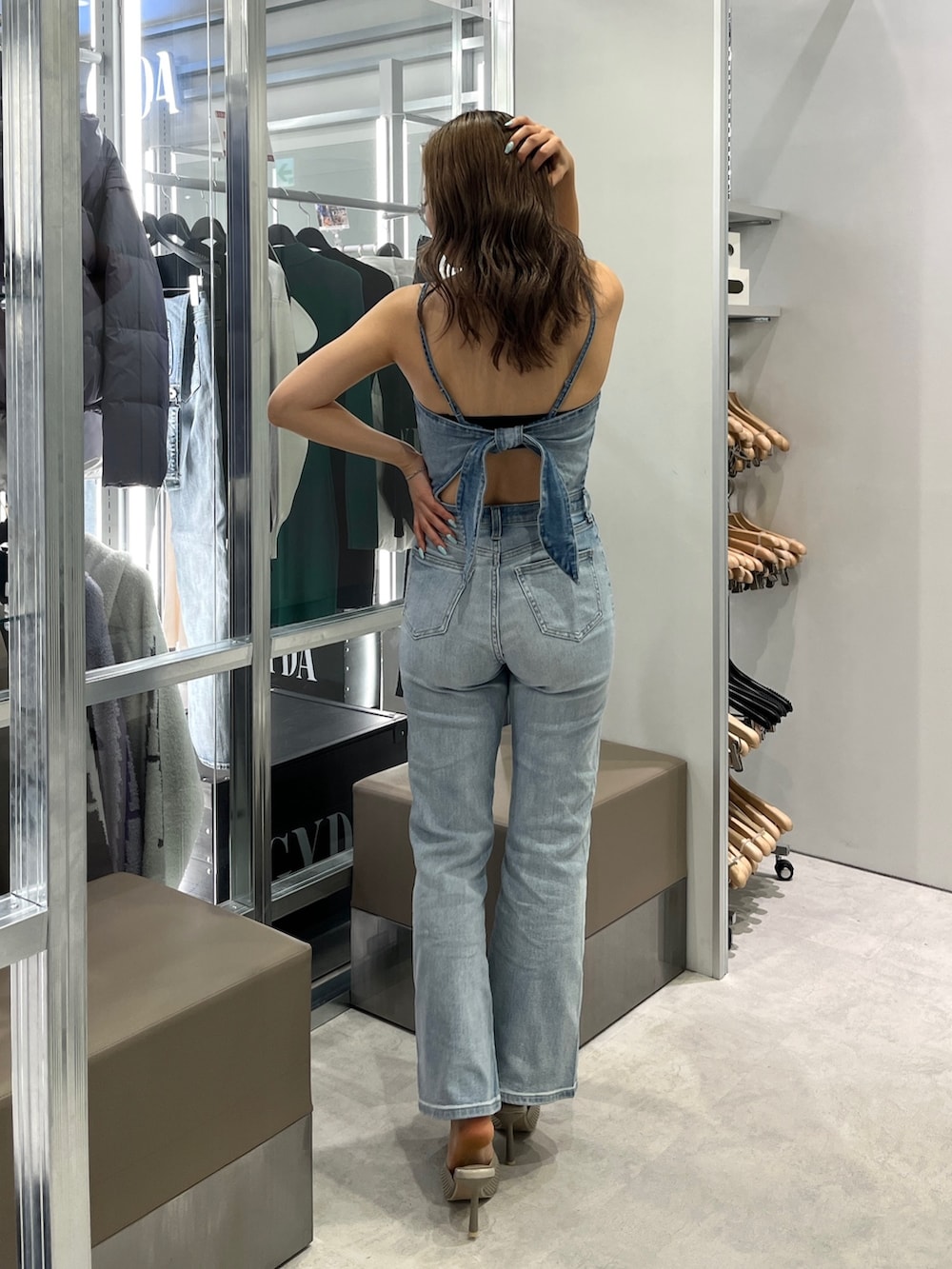 ブルー系のサロペット/オーバーオール、ベージュ系のパンプスを着用したレディースの冬コーディネートの2枚目の写真