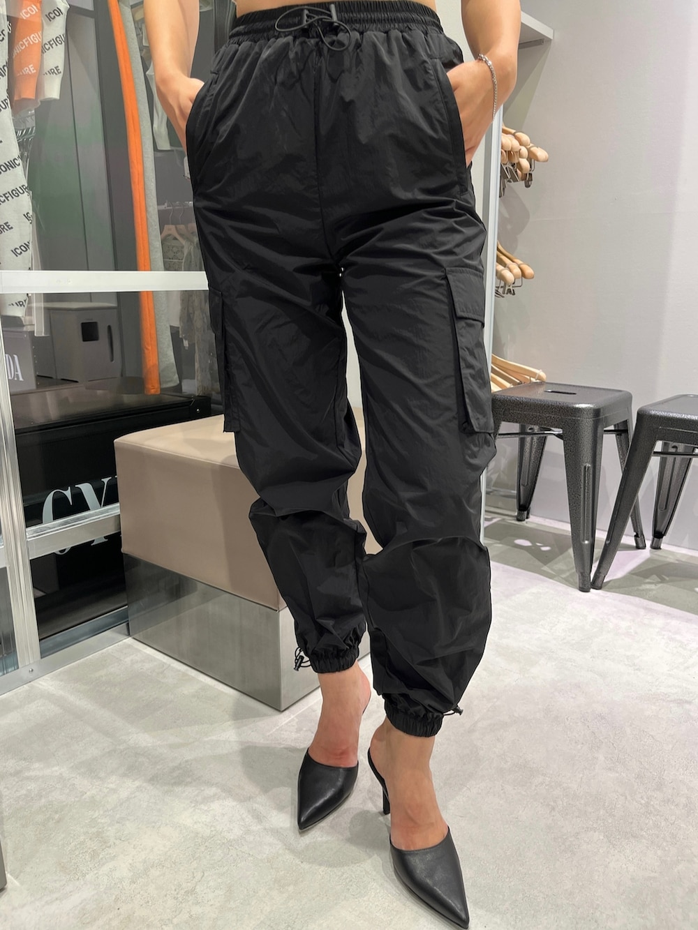 ブラック系のカーゴパンツ、ブラック系のパンプス、その他のタンクトップを着用したレディースの夏コーディネートの4枚目の写真