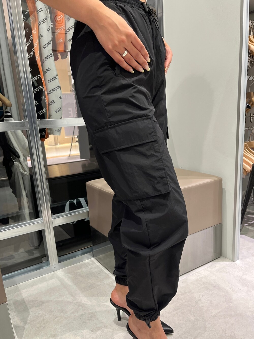 ブラック系のカーゴパンツ、ブラック系のパンプス、その他のタンクトップを着用したレディースの夏コーディネートの5枚目の写真