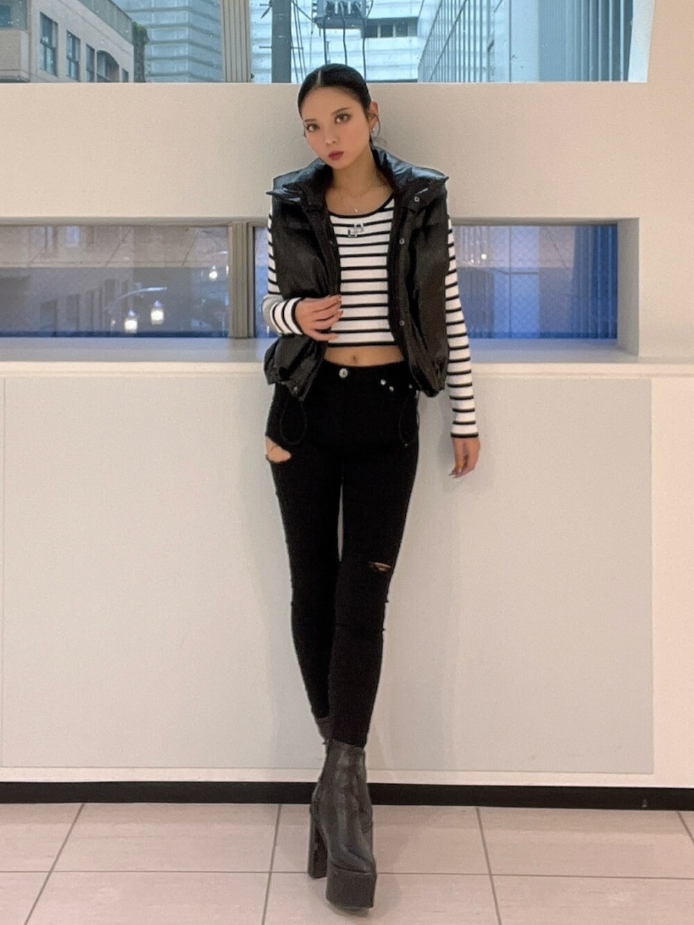 ブラック系のブーツ、その他のニット/セーター、ブラック系のダウンジャケット/コートを着用したレディースの秋コーディネートの2枚目の写真