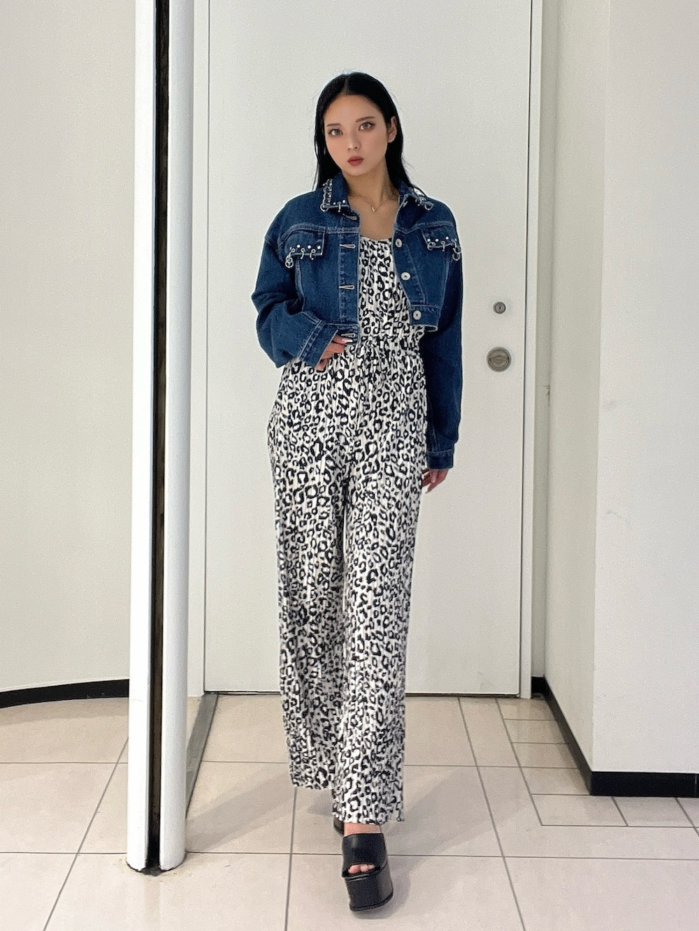 その他のつなぎ/オールインワン、ブラック系のサンダル、ブルー系のデニムジャケットを着用したレディースの春コーディネートの2枚目の写真