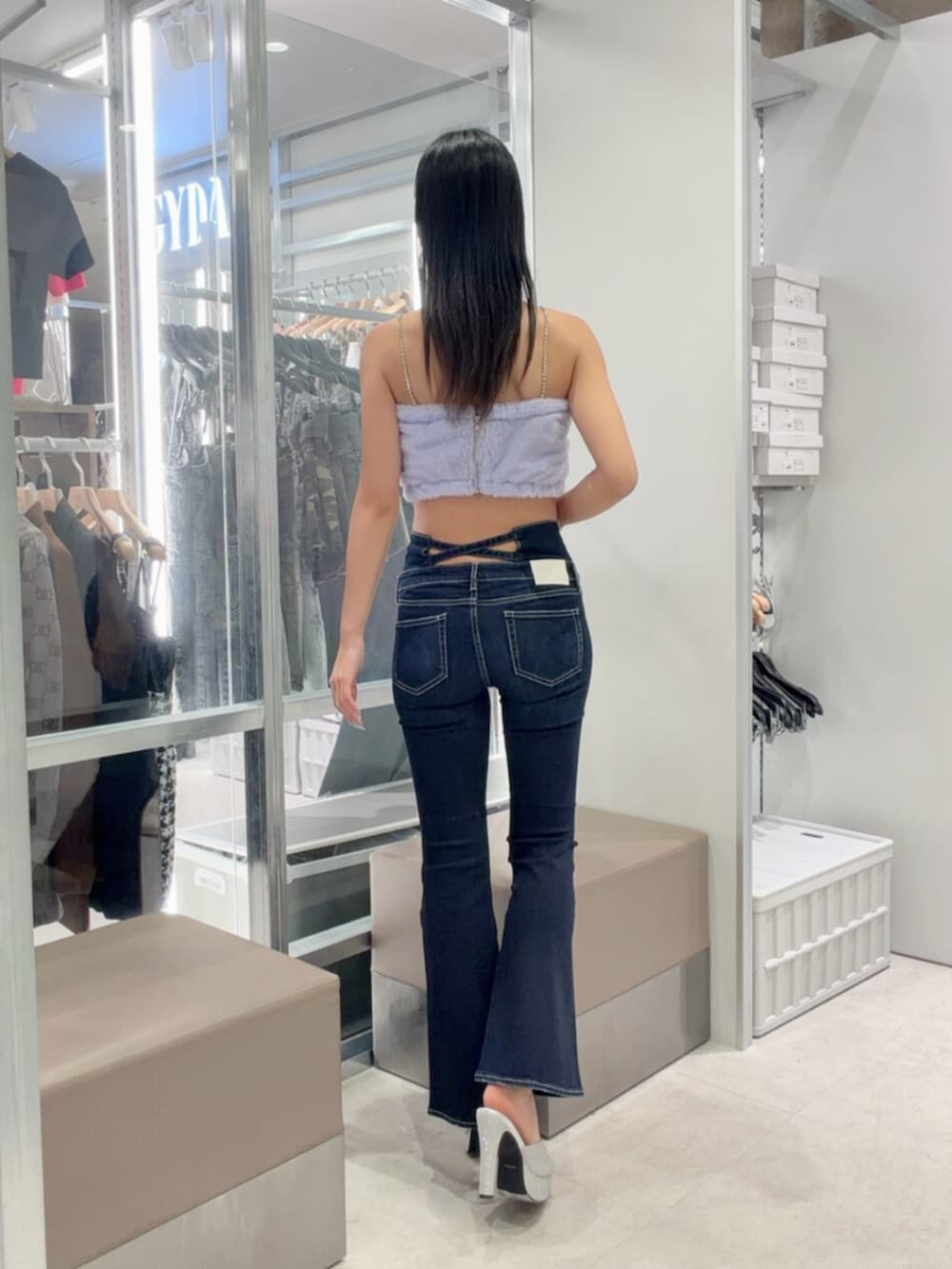 シルバー系のパンプス、パープル系のキャミソール、ブルー系のデニムパンツを着用したレディースの秋コーディネートの4枚目の写真