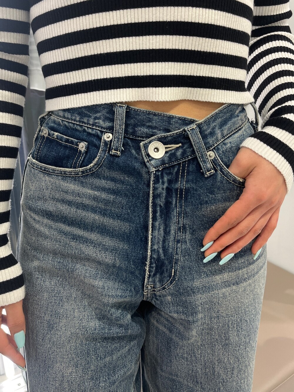 その他のニット/セーター、ブルー系のデニムパンツ、ブラック系のパンプスを着用したレディースの冬コーディネートの5枚目の写真
