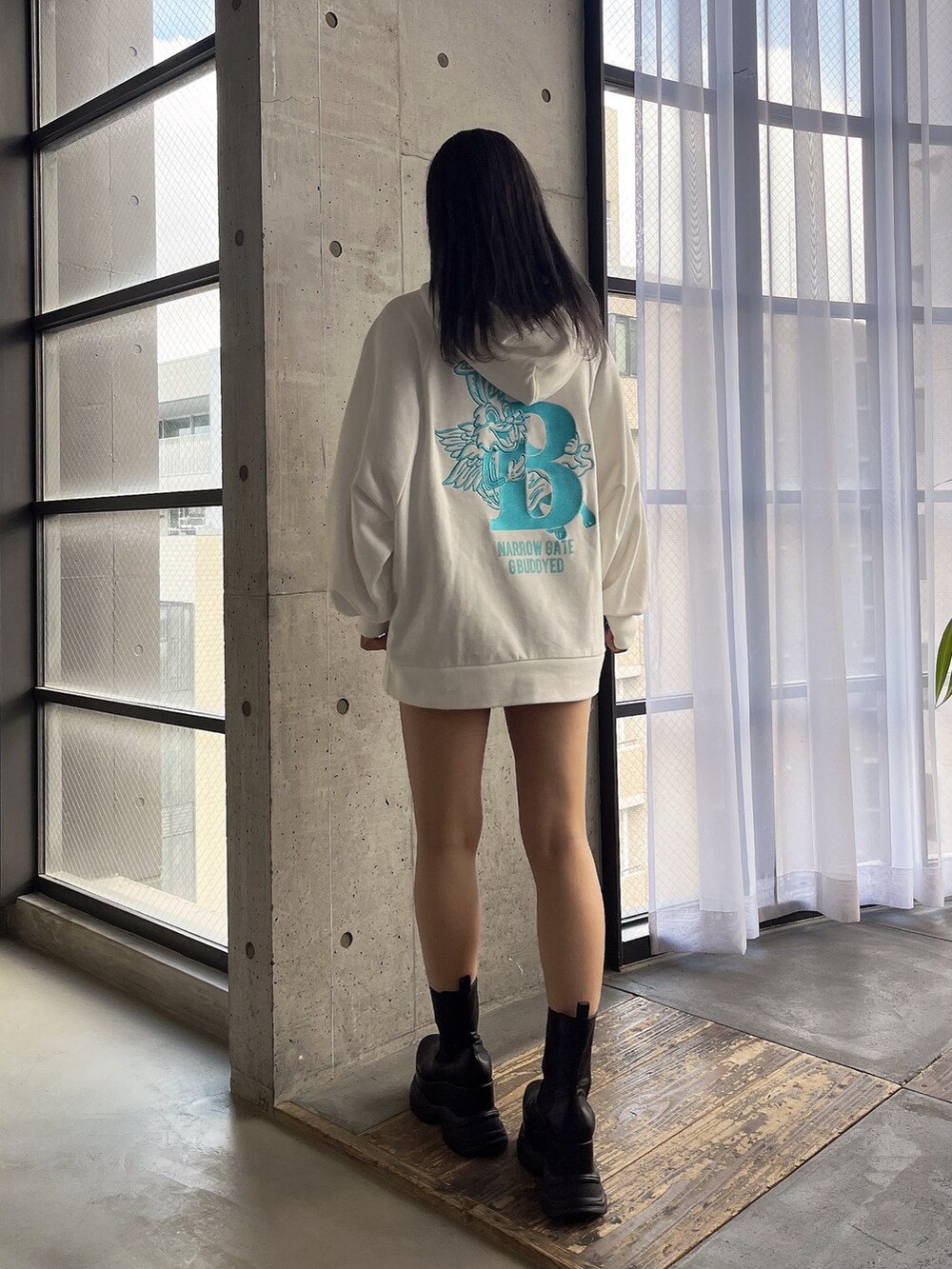 ホワイト系のパーカーを着用したレディースの冬コーディネートの4枚目の写真