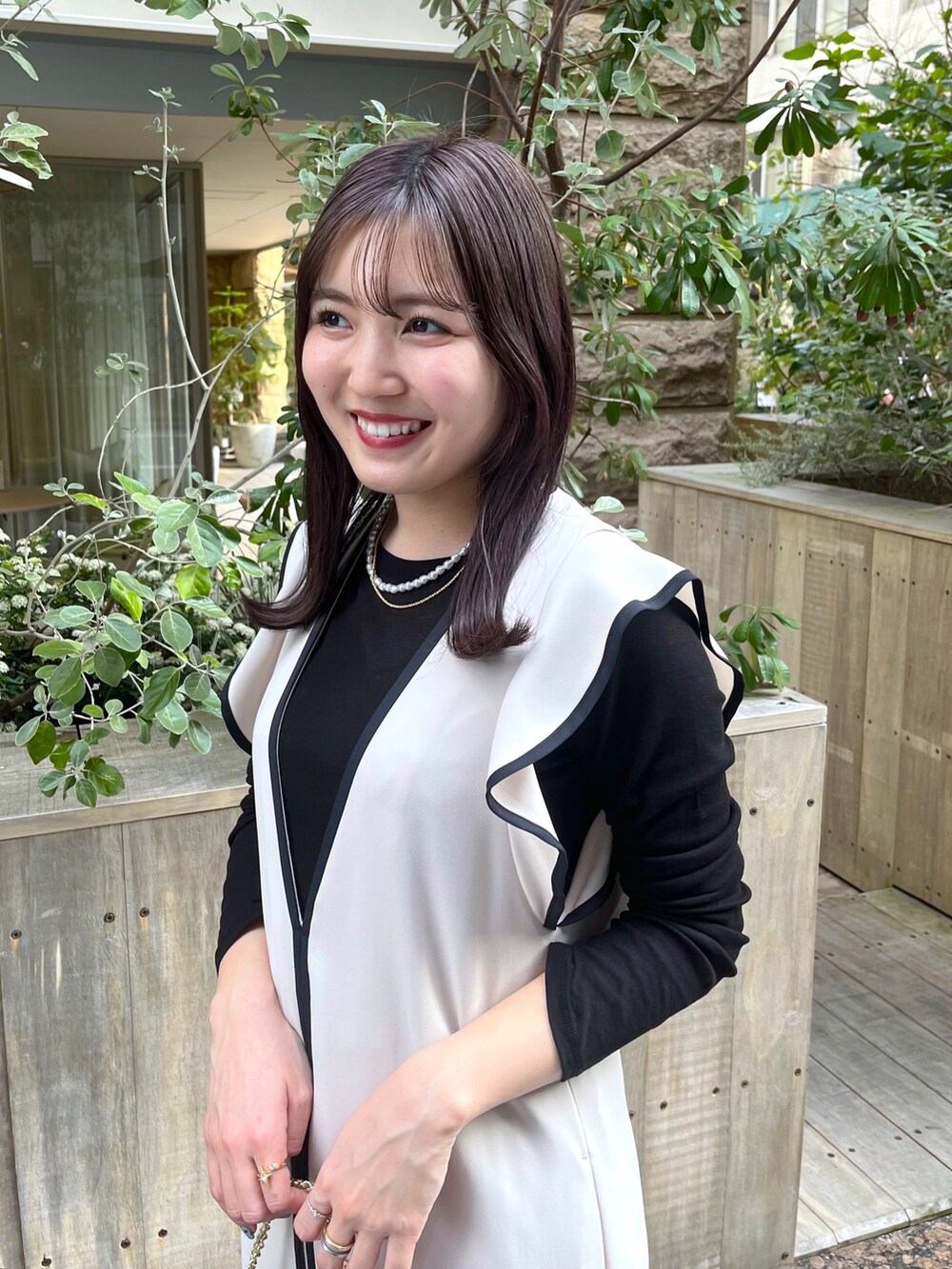 「春コーデ、キレイめコーデ、ジャンパースカート、ジャンスカ、ジャンドレ、ワンピース」｜「AULENTTIのオウレンティ/ミニキルティングショルダーバッグ（ショルダーバッグ、ブラック系）」を使った、minamiさん（レディース・157cm）の冬コーディネートの5枚目の写真
