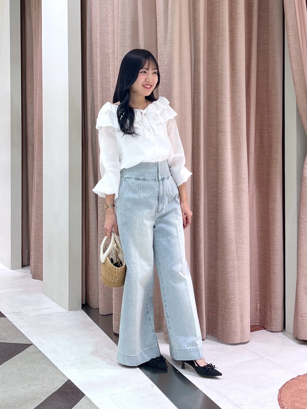 「ブラウス、リボンブラウス、フリルブラウス、デニム」｜「La boutique BonBonの【美脚見え】バックレースアップデニムワイドパンツ（デニムパンツ、ブルー系）」を使った、minamiさん（レディース・157cm）の春コーディネートの2枚目の写真