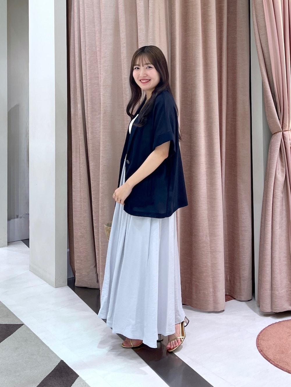 「メッシュ、メッシュジャケット、キャミワンピ、キャミワンピース、かごバッグ」|「La boutique BonBonの【涼感抜群】メッシュハーフスリーブジャケット(その他アウター、ブルー系)」を使った、minamiさん(レディース・157cm)の夏コーディネートの2枚目の写真