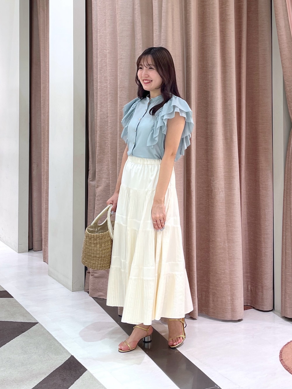「ブラウス、フリル、ラッフルフリル、ミントグリーン、ティアードスカート、ティアード、きれいめカジュアル」|「La boutique BonBonの【最強お上品ブラウス】ラッフルフリルスリーブブラウス(シャツ/ブラウス、グリーン系)」を使った、minamiさん(レディース・157cm)の夏コーディネートの4枚目の写真