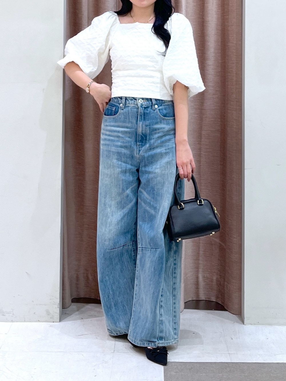 「ブラウス、ジャガード、ボリュームスリーブ、デニム、カーブデニム」｜「La boutique BonBonのワイドデニム（デニムパンツ、ブルー系）」を使った、minamiさん（レディース・157cm）の春コーディネートの4枚目の写真