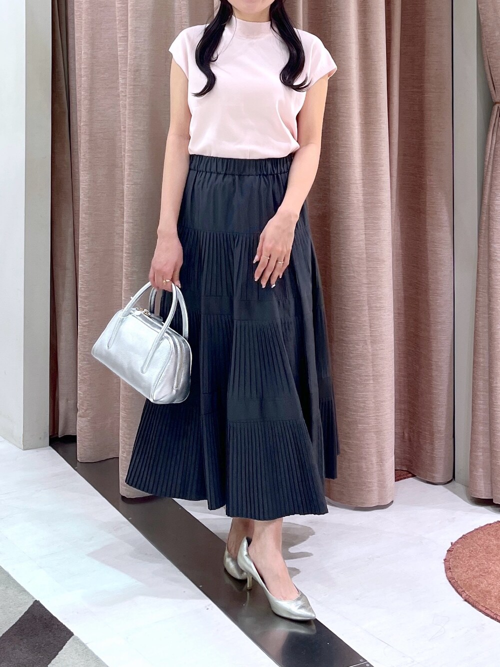 「クールタッチ、接触冷感、フレンチニット、フレンチスリーブ、ティアードスカート」｜「La boutique BonBonの【新サイズ登場！3サイズ展開あり】3段ティアードスカート2（スカート、グレー系）」を使った、minamiさん（レディース・157cm）の春コーディネートの4枚目の写真