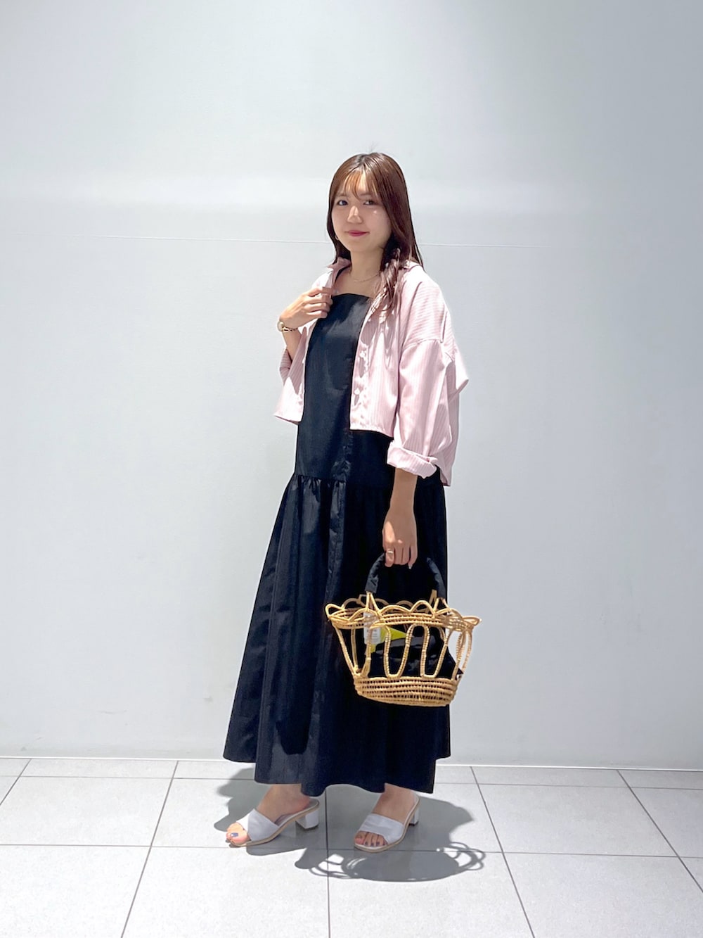 「La boutique BonBonの【ZOZO限定カラー】ストライプクロップドシャツ（シャツ/ブラウス、ピンク系）」を使った、minamiさん（レディース・157cm）の夏コーディネートの2枚目の写真