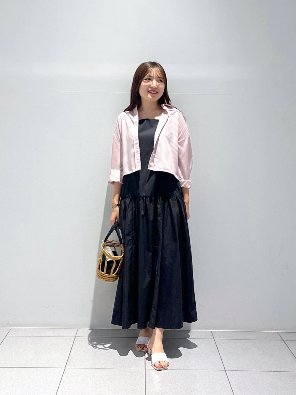 「La boutique BonBonの【ZOZO限定カラー】ストライプクロップドシャツ（シャツ/ブラウス、ピンク系）」を使った、minamiさん（レディース・157cm）の夏コーディネートの3枚目の写真