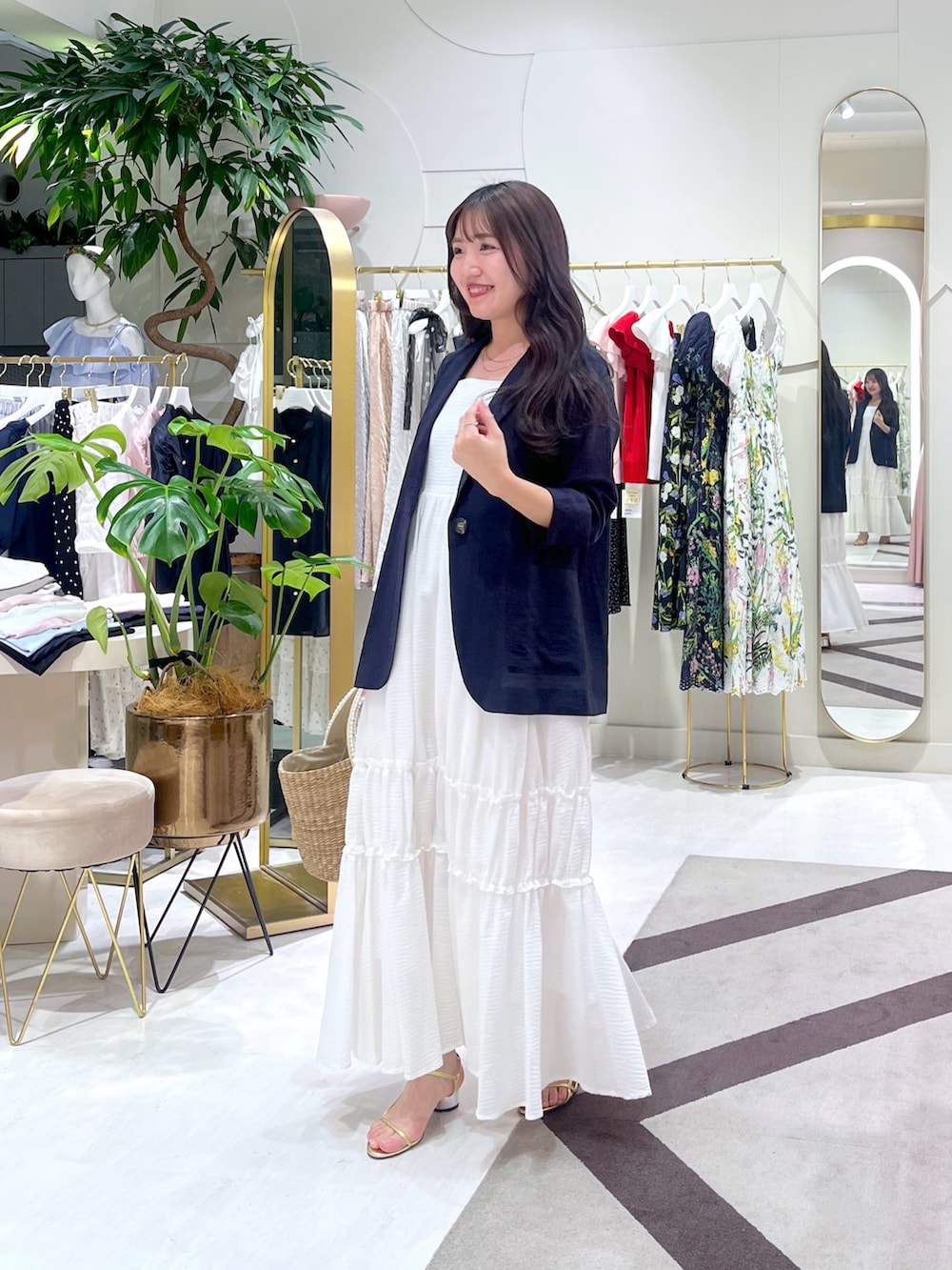 「ジャケット、ワンピース、シアージャケット、キャミワンピ」｜「La boutique BonBonの【ご好評につき復刻】パールハンドルバスケットL（かごバッグ、ベージュ系）」を使った、minamiさん（レディース・157cm）の夏コーディネートの2枚目の写真