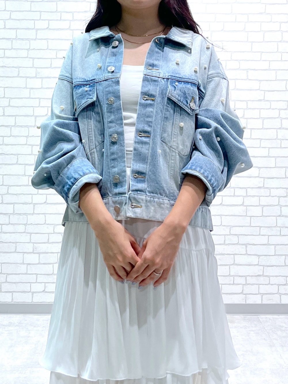 「ジャケット、デニムジャケット、デニムコーデ、デニムスタイル、ジャケットスタイル、ティアードスカート、夏ルックで気分アップ」｜「La boutique BonBonの【miki監修・360°カワイイ】パール付デニムジャケット（デニムジャケット、ブルー系）」を使った、minamiさん（レディース・157cm）の夏コーディネートの5枚目の写真