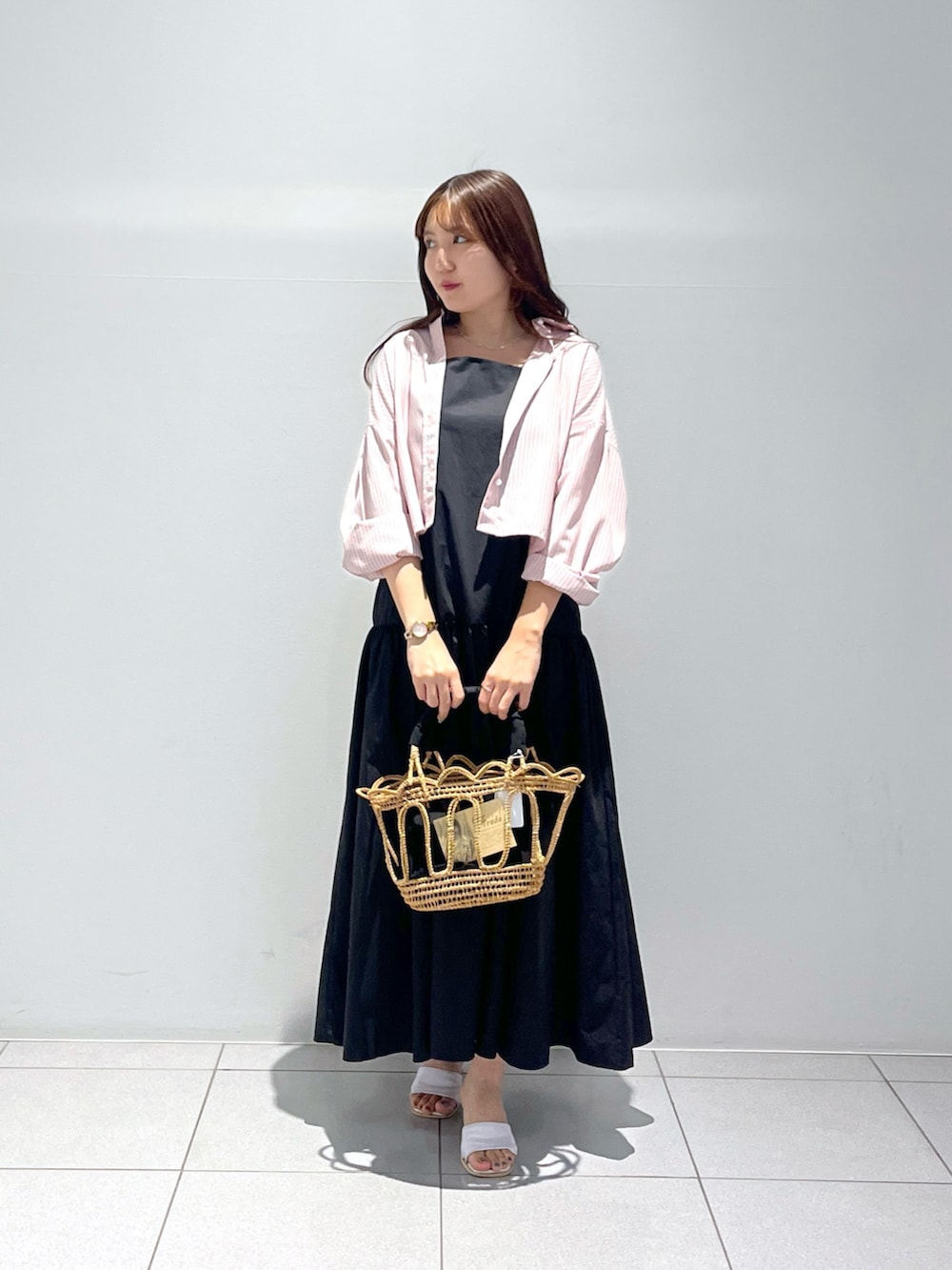 「La boutique BonBonの【ZOZO限定カラー】ストライプクロップドシャツ（シャツ/ブラウス、ピンク系）」を使った、minamiさん（レディース・157cm）の夏コーディネートの4枚目の写真