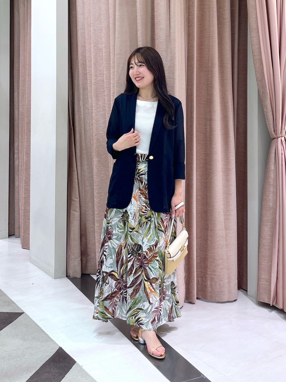 「リーフ柄、リゾート、スカート、メッシュジャケット、ジャケット、ジャケットコーデ」｜「La boutique BonBonの【オウレンティ】コンビショルダーバッグ（トートバッグ、ホワイト系）」を使った、minamiさん（レディース・157cm）の春コーディネートの2枚目の写真