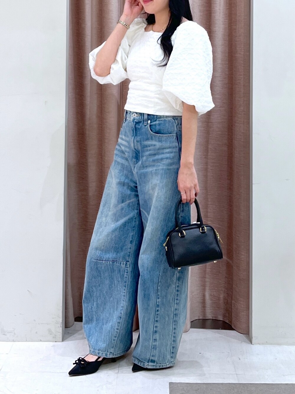 「ブラウス、ジャガード、ボリュームスリーブ、デニム、カーブデニム」｜「La boutique BonBonのワイドデニム（デニムパンツ、ブルー系）」を使った、minamiさん（レディース・157cm）の春コーディネートの3枚目の写真