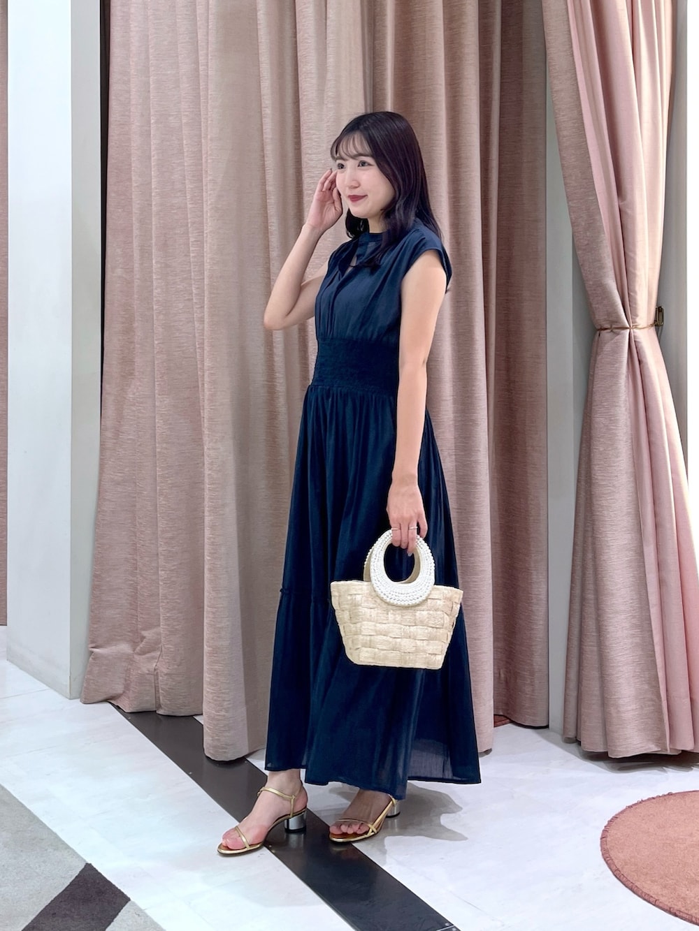 「ワンピース、ワンピースコーデ、ワンピーススタイル、ワンピ、夏ワンピース、かごバッグ」｜「La boutique BonBonの【夏のお上品ワンピース】コットンボイルウエストシャーリングワンピース（ワンピース、ブルー系）」を使った、minamiさん（レディース・157cm）の夏コーディネートの4枚目の写真