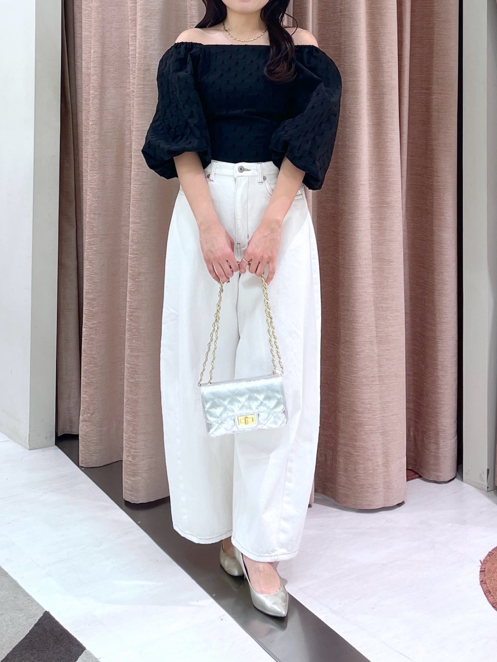 「ジャガード、ブラウス、デニム、カーブデニム、ホワイトデニム」｜「La boutique BonBonのワイドデニム（デニムパンツ、ホワイト系）」を使った、minamiさん（レディース・157cm）の春コーディネートの3枚目の写真