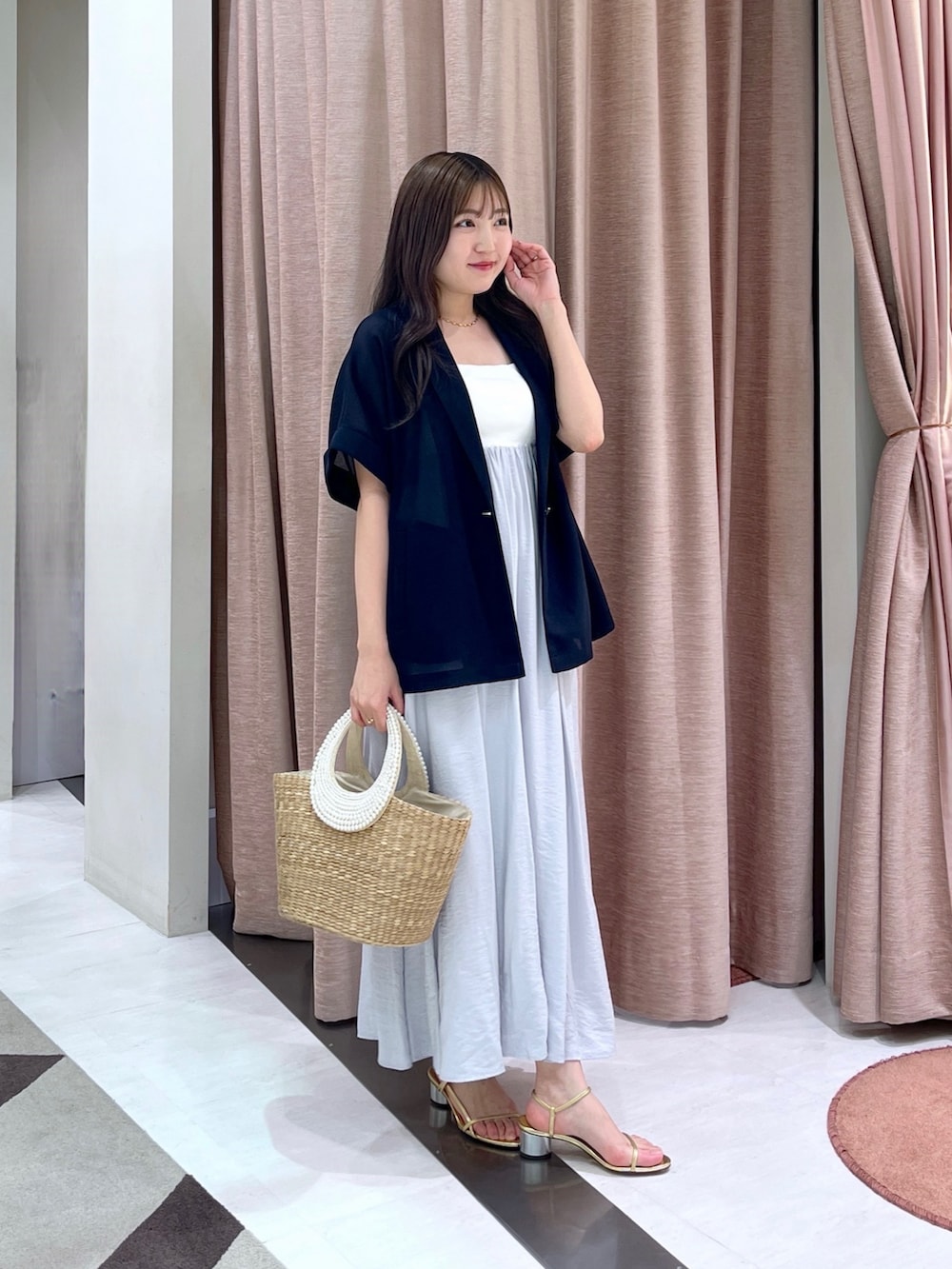 「メッシュ、メッシュジャケット、キャミワンピ、キャミワンピース、かごバッグ」|「La boutique BonBonの【涼感抜群】メッシュハーフスリーブジャケット(その他アウター、ブルー系)」を使った、minamiさん(レディース・157cm)の夏コーディネートの3枚目の写真