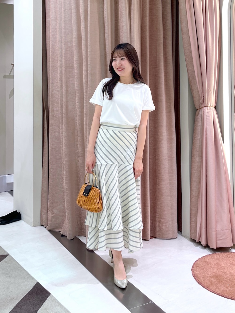 「Tシャツ、白Tシャツ、白T、Tシャツコーデ、ティアードスカート」｜「La boutique BonBonの【美シルエット】ストライプティアードスカート（スカート、ホワイト系）」を使った、minamiさん（レディース・157cm）の春コーディネートの4枚目の写真