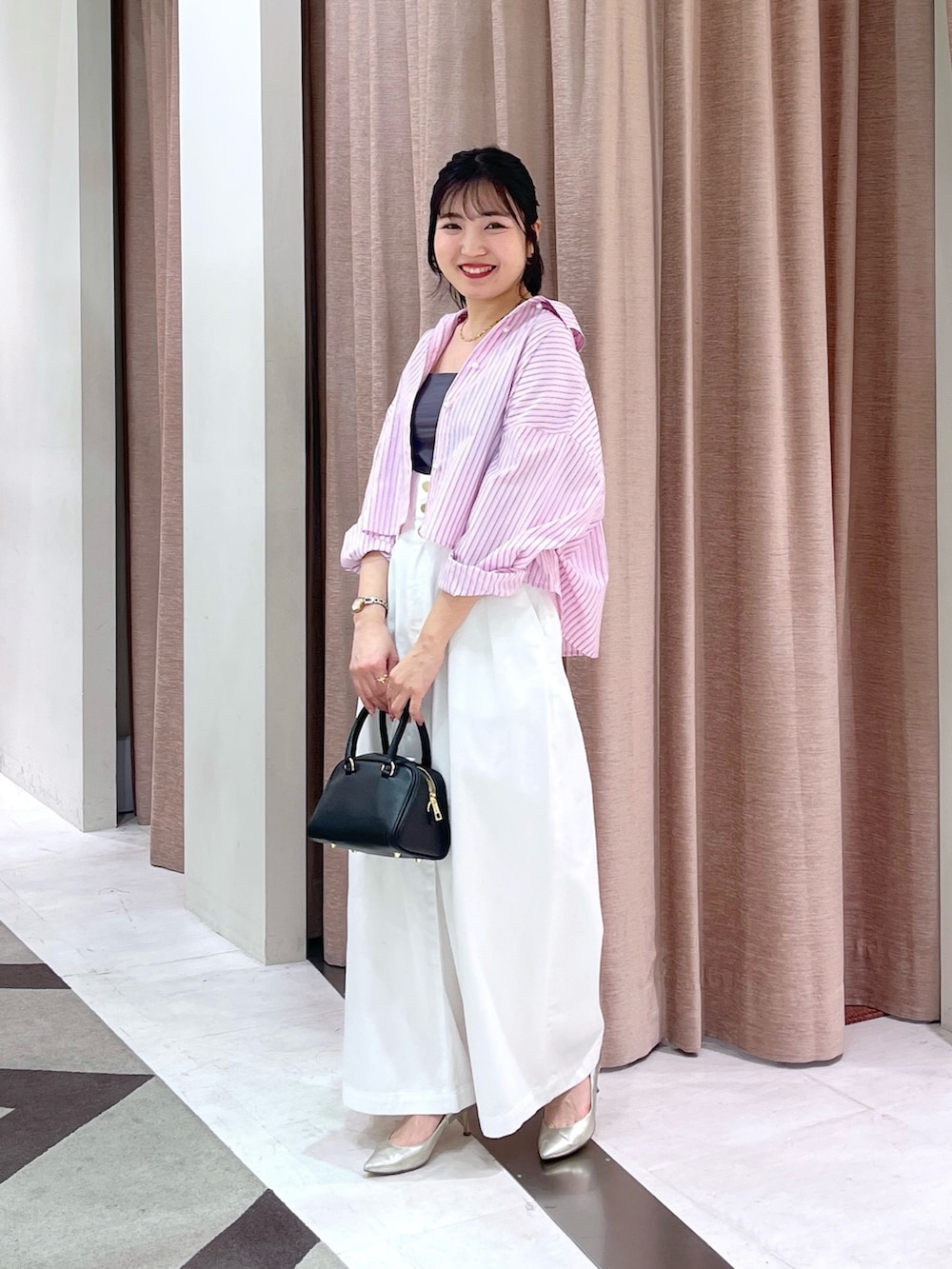 「ストライプシャツ、シャツ、デニム、バギーデニム」｜「La boutique BonBonの【3サイズ展開】ハイウエストバギーデニムパンツ（デニムパンツ、ホワイト系）」を使った、minamiさん（レディース・157cm）の春コーディネートの5枚目の写真