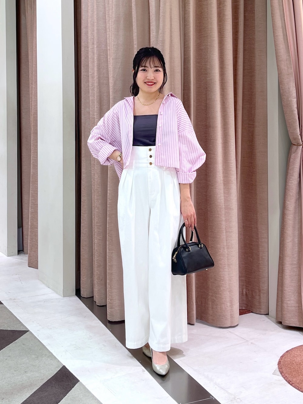 「ストライプシャツ、シャツ、デニム、バギーデニム」｜「La boutique BonBonの【3サイズ展開】ハイウエストバギーデニムパンツ（デニムパンツ、ホワイト系）」を使った、minamiさん（レディース・157cm）の春コーディネートの2枚目の写真
