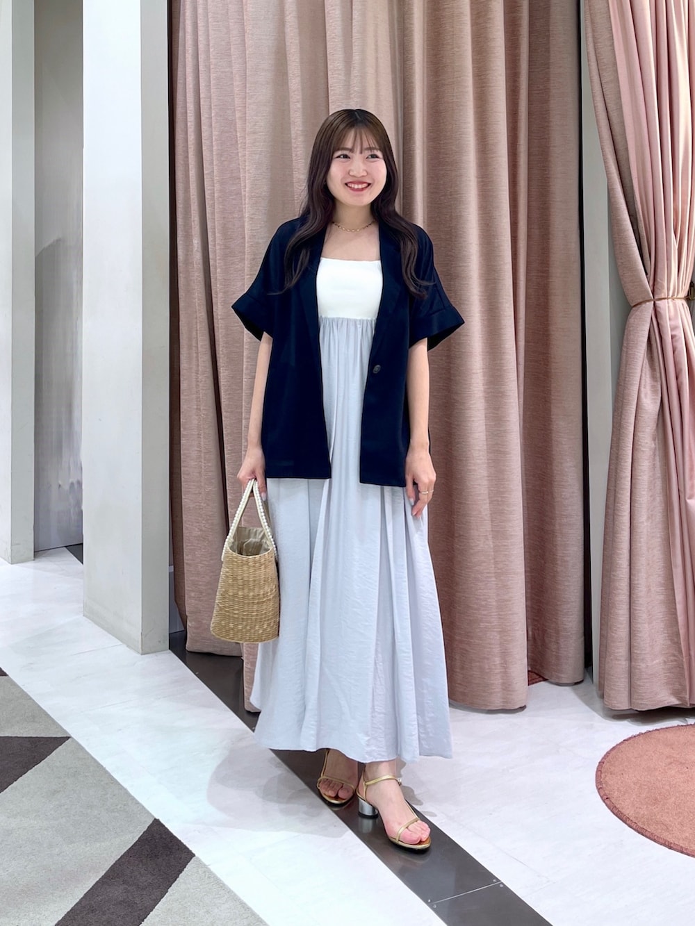 「メッシュ、メッシュジャケット、キャミワンピ、キャミワンピース、かごバッグ」|「La boutique BonBonの【涼感抜群】メッシュハーフスリーブジャケット(その他アウター、ブルー系)」を使った、minamiさん(レディース・157cm)の夏コーディネートの4枚目の写真
