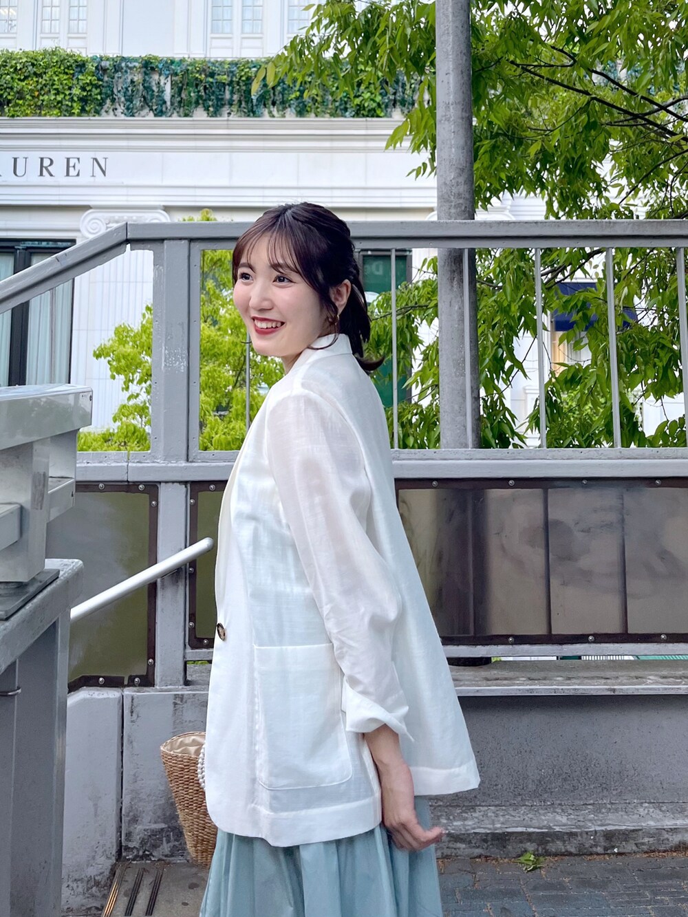 「La boutique BonBonのシアーライトジャケット（テーラードジャケット、ホワイト系）」を使った、minamiさん（レディース・157cm）の夏コーディネートの2枚目の写真