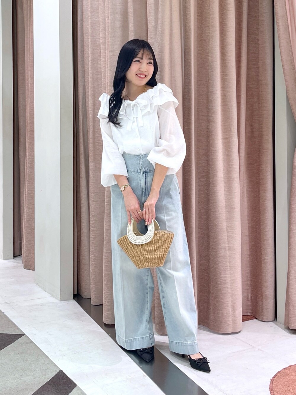 「ブラウス、リボンブラウス、フリルブラウス、デニム」｜「La boutique BonBonの【美脚見え】バックレースアップデニムワイドパンツ（デニムパンツ、ブルー系）」を使った、minamiさん（レディース・157cm）の春コーディネートの5枚目の写真