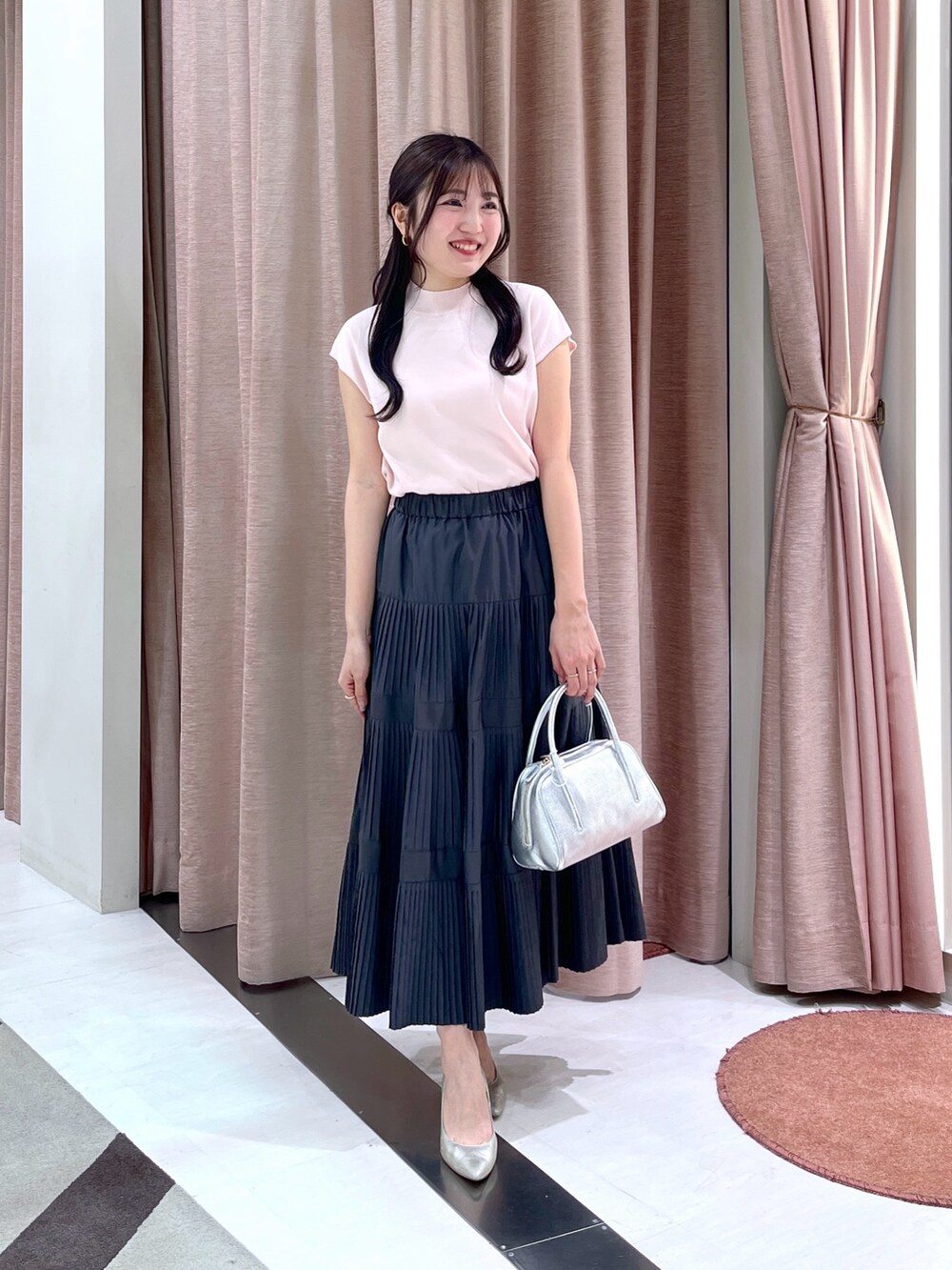 「クールタッチ、接触冷感、フレンチニット、フレンチスリーブ、ティアードスカート」｜「La boutique BonBonの【新サイズ登場！3サイズ展開あり】3段ティアードスカート2（スカート、グレー系）」を使った、minamiさん（レディース・157cm）の春コーディネートの3枚目の写真
