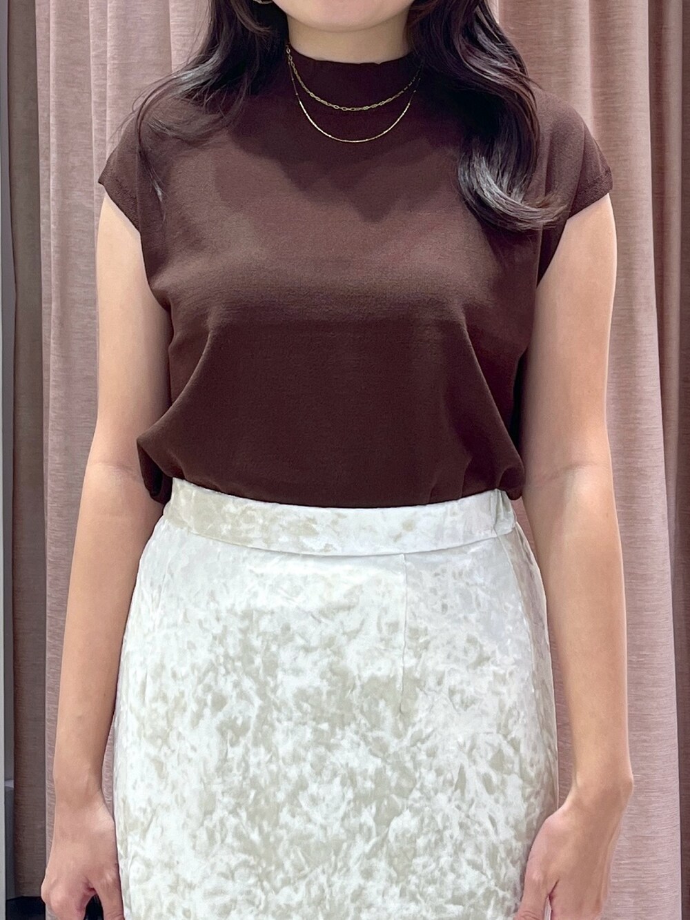 ブラウン系のニット/セーター、ベージュ系のスカート、ブラック系のトートバッグを着用したレディースの夏コーディネートの6枚目の写真