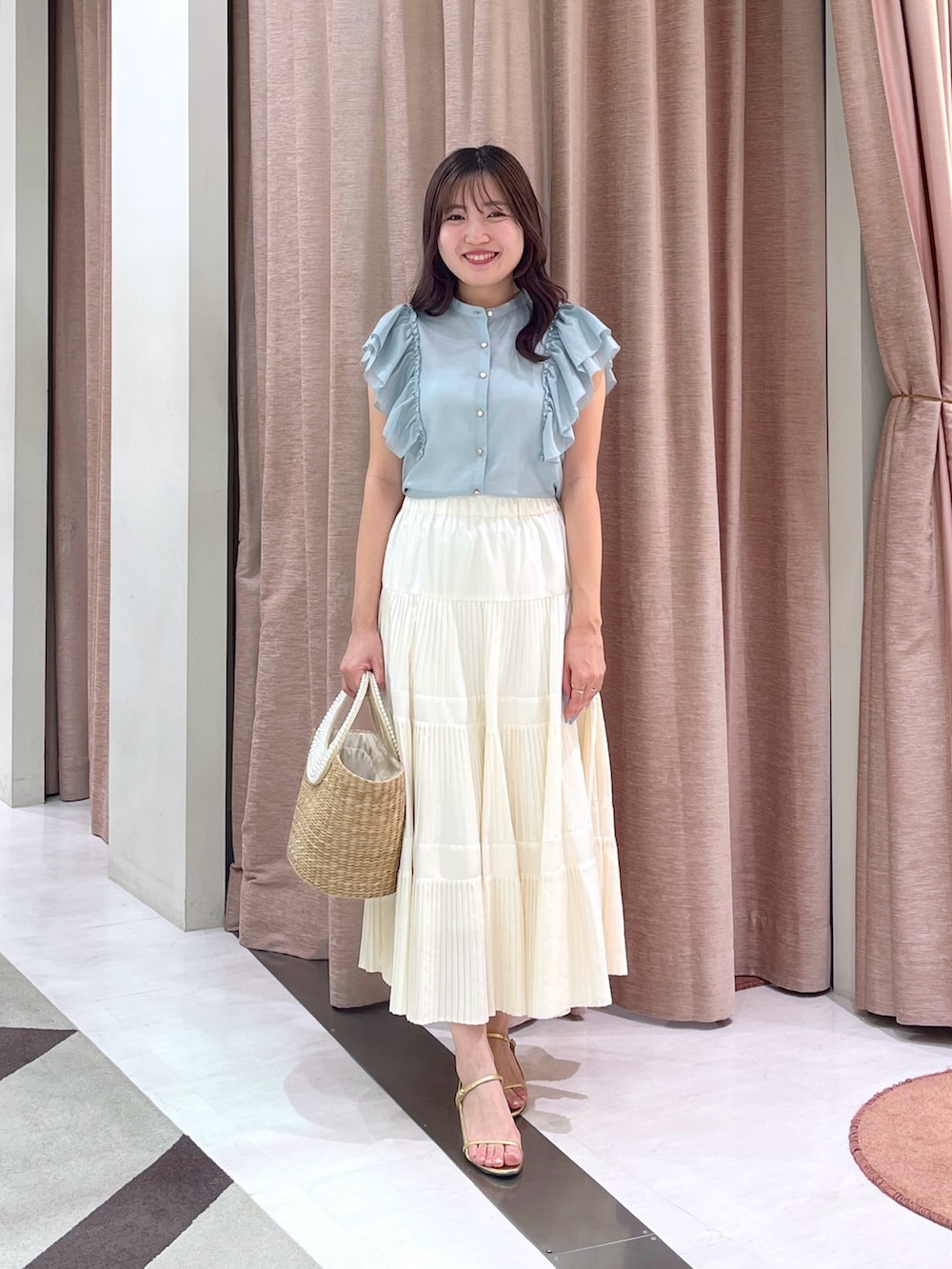 「ブラウス、フリル、ラッフルフリル、ミントグリーン、ティアードスカート、ティアード、きれいめカジュアル」|「La boutique BonBonの【最強お上品ブラウス】ラッフルフリルスリーブブラウス(シャツ/ブラウス、グリーン系)」を使った、minamiさん(レディース・157cm)の夏コーディネートの3枚目の写真