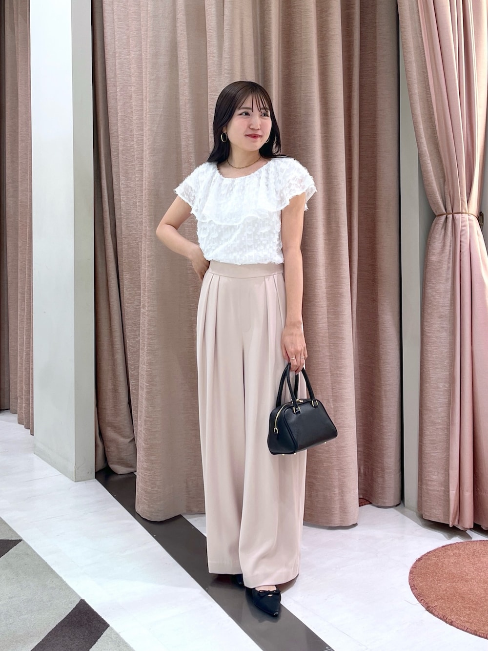 「ジャガード、ブラウス、ラッフルブラウス、ワイドパンツ、タックパンツ」｜「La boutique BonBonの【セットアップ可・最強愛され】カットジャガードフリルカラーブラウス（シャツ/ブラウス、ホワイト系）」を使った、minamiさん（レディース・157cm）の春コーディネートの4枚目の写真