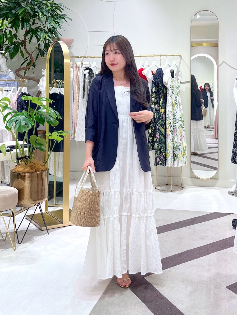 「ジャケット、ワンピース、シアージャケット、キャミワンピ」｜「La boutique BonBonの【ご好評につき復刻】パールハンドルバスケットL（かごバッグ、ベージュ系）」を使った、minamiさん（レディース・157cm）の夏コーディネートの4枚目の写真