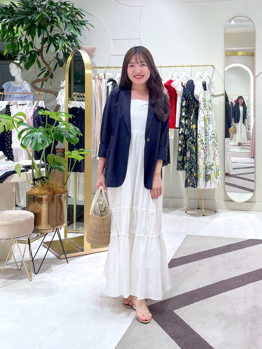 「ジャケット、ワンピース、シアージャケット、キャミワンピ」｜「La boutique BonBonの【ご好評につき復刻】パールハンドルバスケットL（かごバッグ、ベージュ系）」を使った、minamiさん（レディース・157cm）の夏コーディネートの3枚目の写真