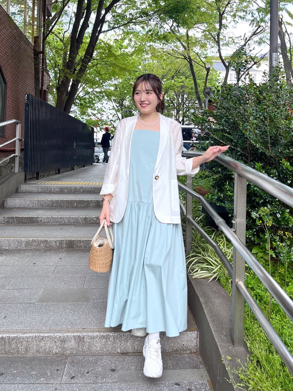 「La boutique BonBonのシアーライトジャケット（テーラードジャケット、ホワイト系）」を使った、minamiさん（レディース・157cm）の夏コーディネートの3枚目の写真