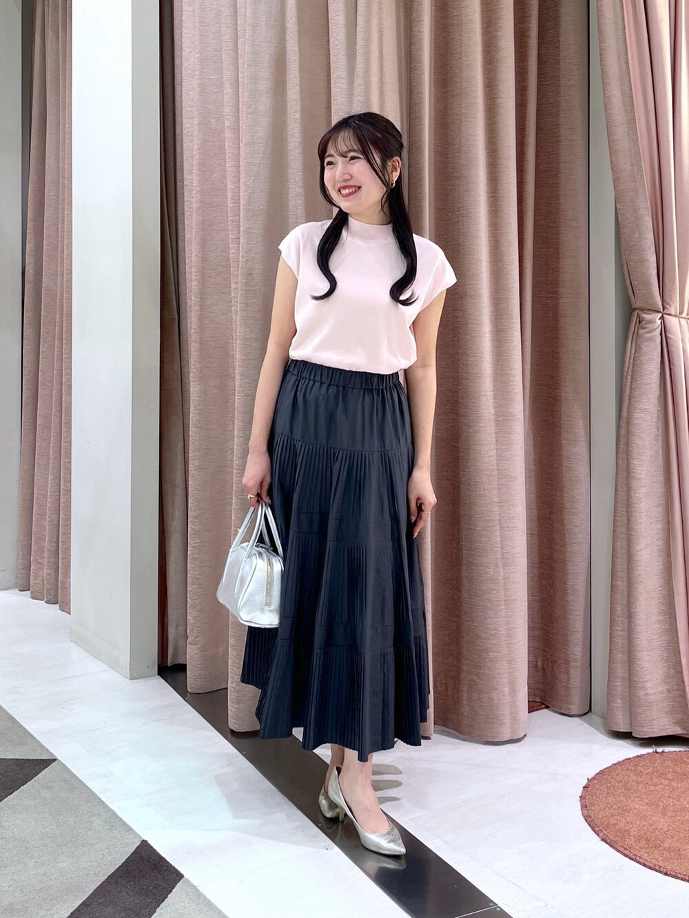 「クールタッチ、接触冷感、フレンチニット、フレンチスリーブ、ティアードスカート」｜「La boutique BonBonの【新サイズ登場！3サイズ展開あり】3段ティアードスカート2（スカート、グレー系）」を使った、minamiさん（レディース・157cm）の春コーディネートの5枚目の写真