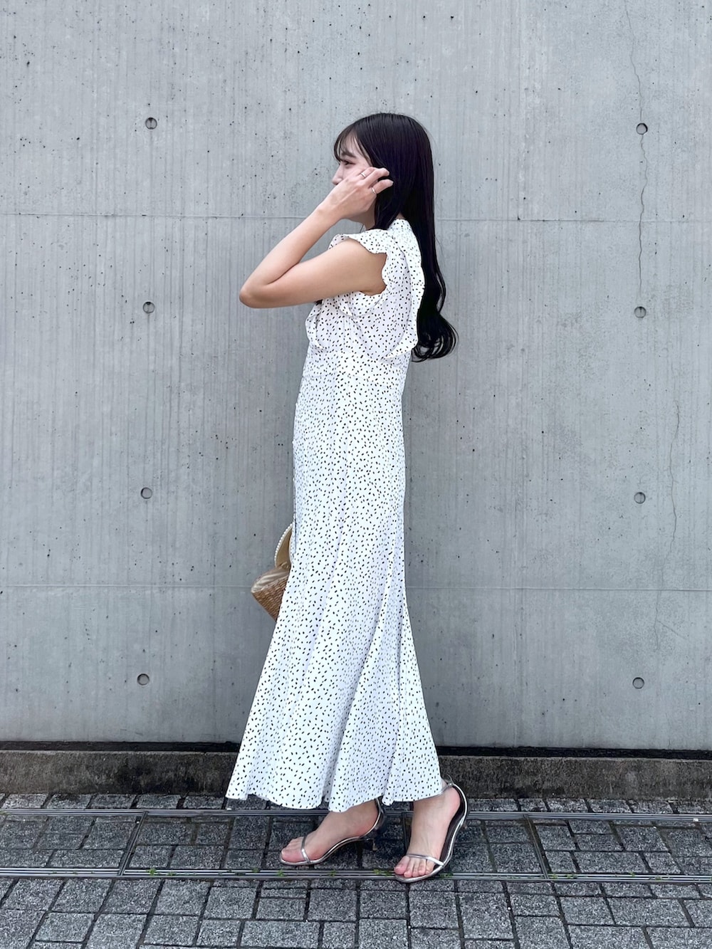 「ワンピース、スクエアドット、マーメイドワンピース、マーメイド、大人ワンピ、かごバッグ」｜「La boutique BonBonの【ご好評につき復刻】パールハンドルバスケットS/チェーン付（かごバッグ、ベージュ系）」を使った、minamiさん（レディース・157cm）の春コーディネートの3枚目の写真