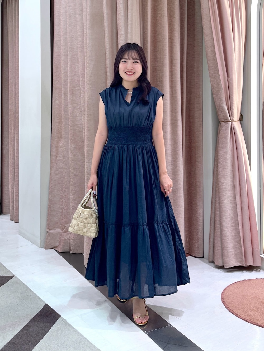 「ワンピース、ワンピースコーデ、ワンピーススタイル、ワンピ、夏ワンピース、かごバッグ」｜「La boutique BonBonの【夏のお上品ワンピース】コットンボイルウエストシャーリングワンピース（ワンピース、ブルー系）」を使った、minamiさん（レディース・157cm）の夏コーディネートの2枚目の写真