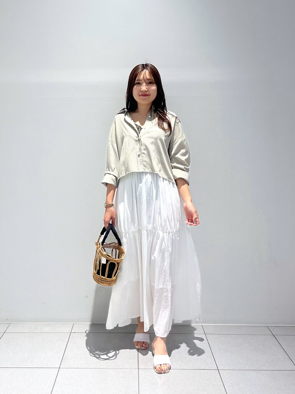 「La boutique BonBonのシアーナイロンティアードスカート（スカート、ホワイト系）」を使った、minamiさん（レディース・157cm）の夏コーディネートの3枚目の写真