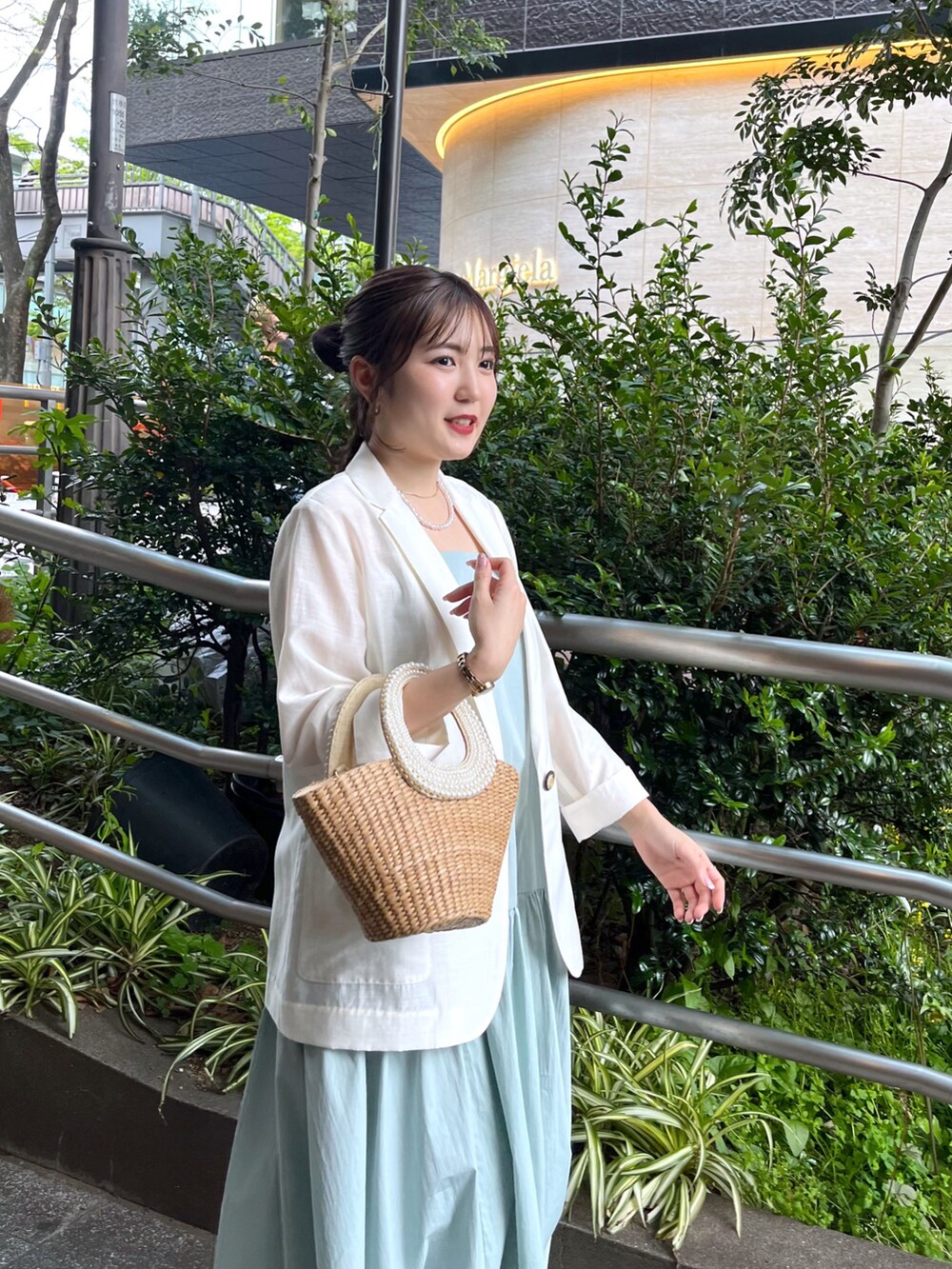 「La boutique BonBonのシアーライトジャケット（テーラードジャケット、ホワイト系）」を使った、minamiさん（レディース・157cm）の夏コーディネートの5枚目の写真