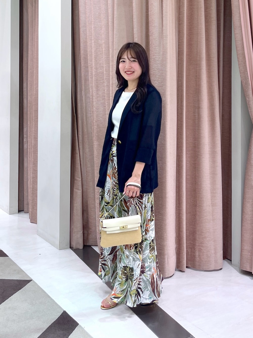 「リーフ柄、リゾート、スカート、メッシュジャケット、ジャケット、ジャケットコーデ」｜「La boutique BonBonの【オウレンティ】コンビショルダーバッグ（トートバッグ、ホワイト系）」を使った、minamiさん（レディース・157cm）の春コーディネートの3枚目の写真