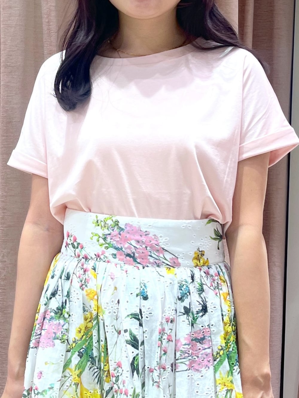 ホワイト系のスカート、ピンク系のTシャツ/カットソー、ベージュ系のトートバッグを着用したレディースの夏コーディネートの4枚目の写真