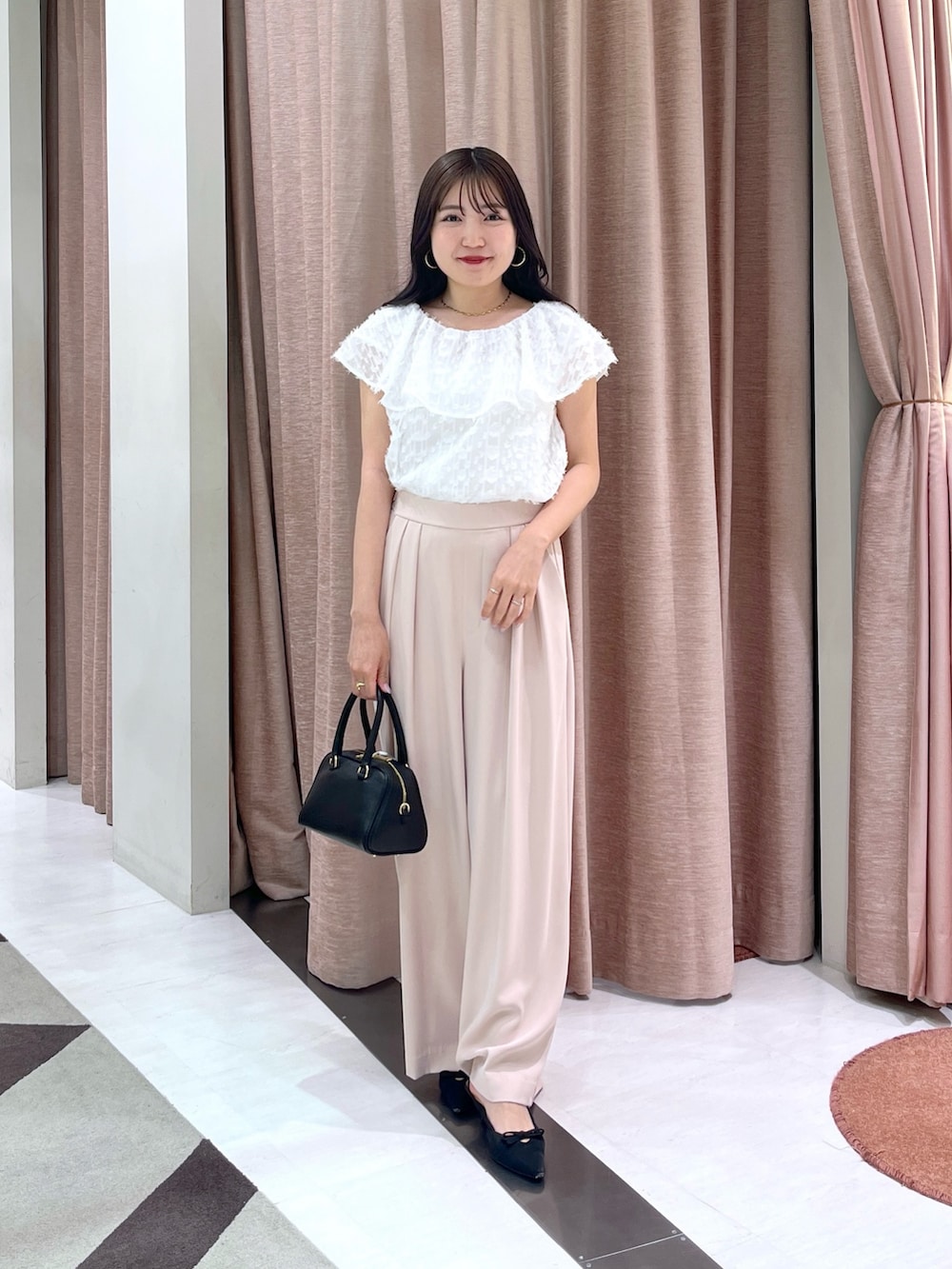 「ジャガード、ブラウス、ラッフルブラウス、ワイドパンツ、タックパンツ」｜「La boutique BonBonの【セットアップ可・最強愛され】カットジャガードフリルカラーブラウス（シャツ/ブラウス、ホワイト系）」を使った、minamiさん（レディース・157cm）の春コーディネートの3枚目の写真
