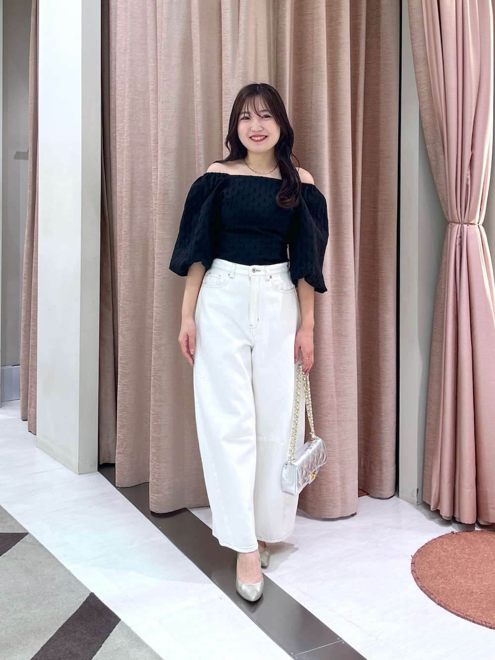 「ジャガード、ブラウス、デニム、カーブデニム、ホワイトデニム」｜「La boutique BonBonのワイドデニム（デニムパンツ、ホワイト系）」を使った、minamiさん（レディース・157cm）の春コーディネートの2枚目の写真