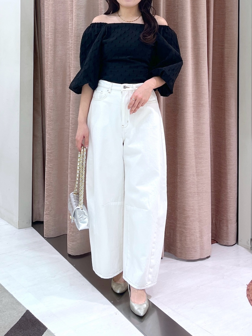 「ジャガード、ブラウス、デニム、カーブデニム、ホワイトデニム」｜「La boutique BonBonのワイドデニム（デニムパンツ、ホワイト系）」を使った、minamiさん（レディース・157cm）の春コーディネートの4枚目の写真