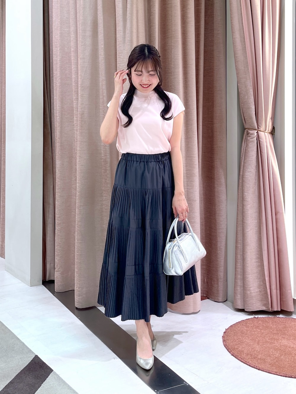 「クールタッチ、接触冷感、フレンチニット、フレンチスリーブ、ティアードスカート」｜「La boutique BonBonの【新サイズ登場！3サイズ展開あり】3段ティアードスカート2（スカート、グレー系）」を使った、minamiさん（レディース・157cm）の春コーディネートの2枚目の写真