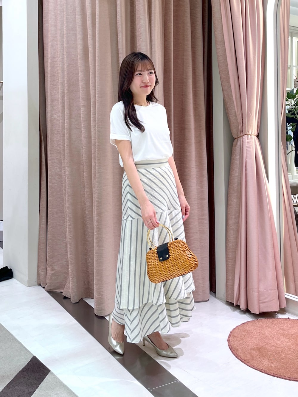 「Tシャツ、白Tシャツ、白T、Tシャツコーデ、ティアードスカート」｜「La boutique BonBonの【美シルエット】ストライプティアードスカート（スカート、ホワイト系）」を使った、minamiさん（レディース・157cm）の春コーディネートの2枚目の写真